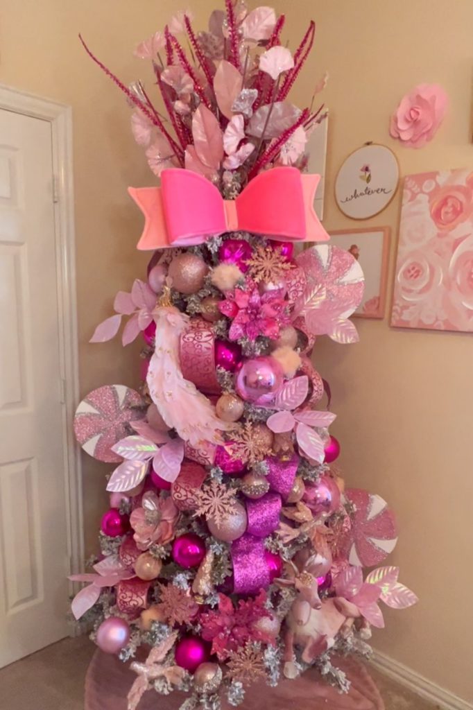украшенная елка с розовыми и фиолетовыми украшениями