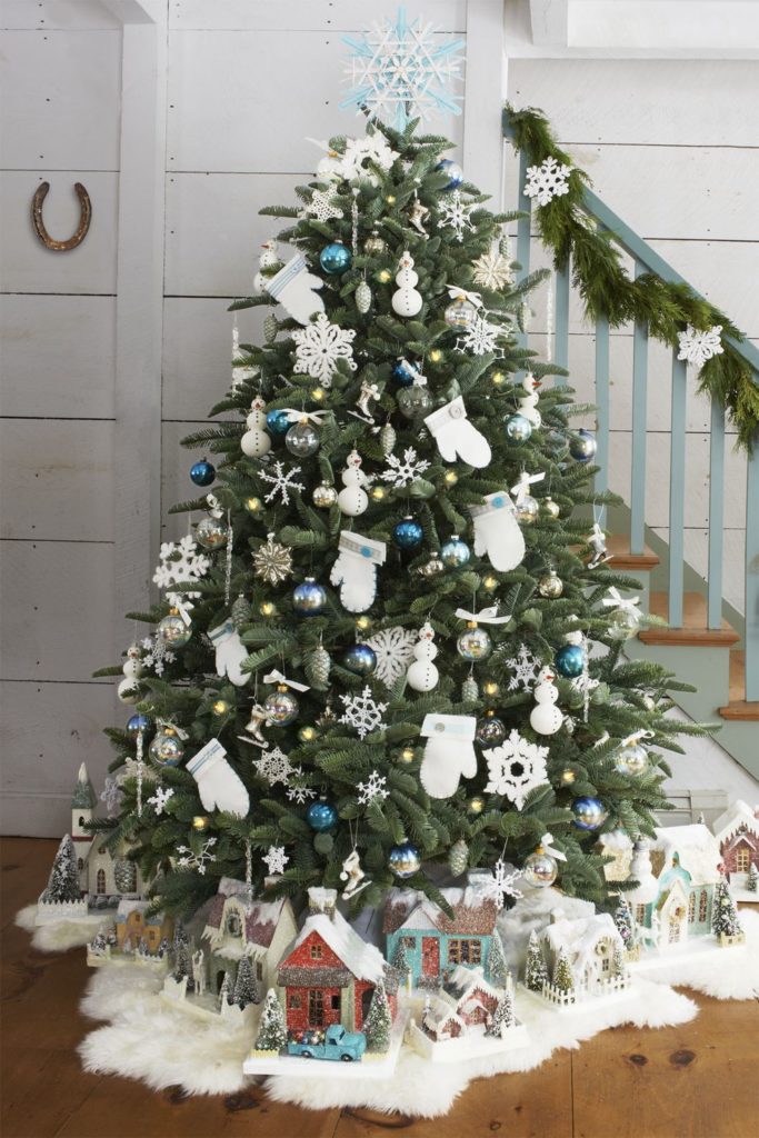 Идеи украшения новогодней елки - белые орнаменты