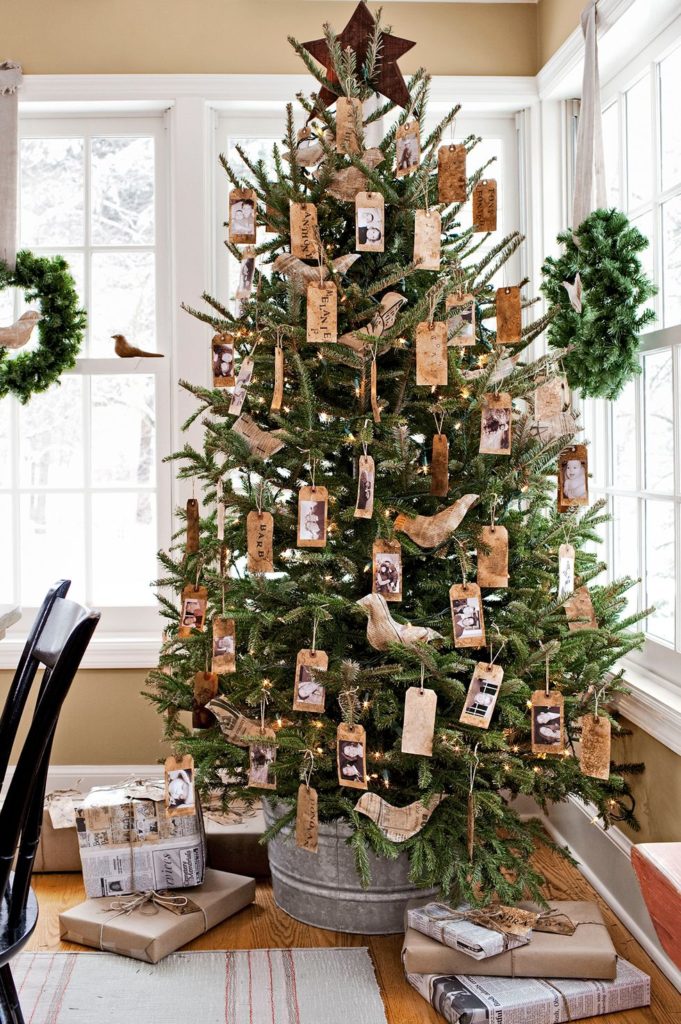 новогодняя елка украшенная семейными фотографиями