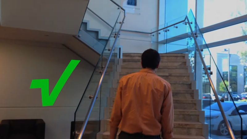мужчина поднимается по лестнице